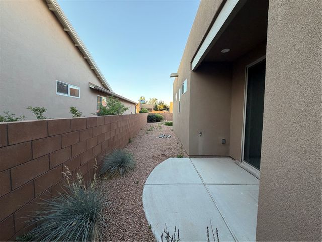 17 Paseo Luna Blanca, Santa Fe, NM 87508
