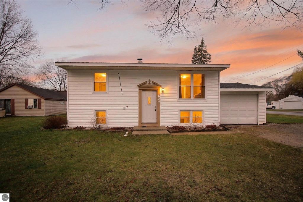 Image 1 of property listing at 604 S Rockingham Avenue, Alma, MI 48801