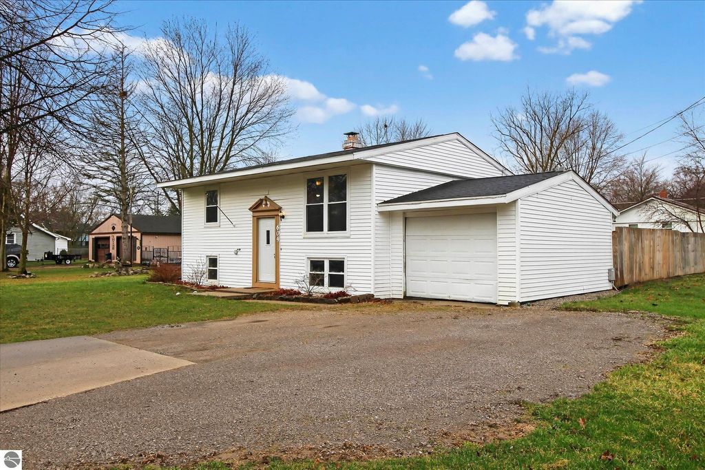 Image 2 of property listing at 604 S Rockingham Avenue, Alma, MI 48801