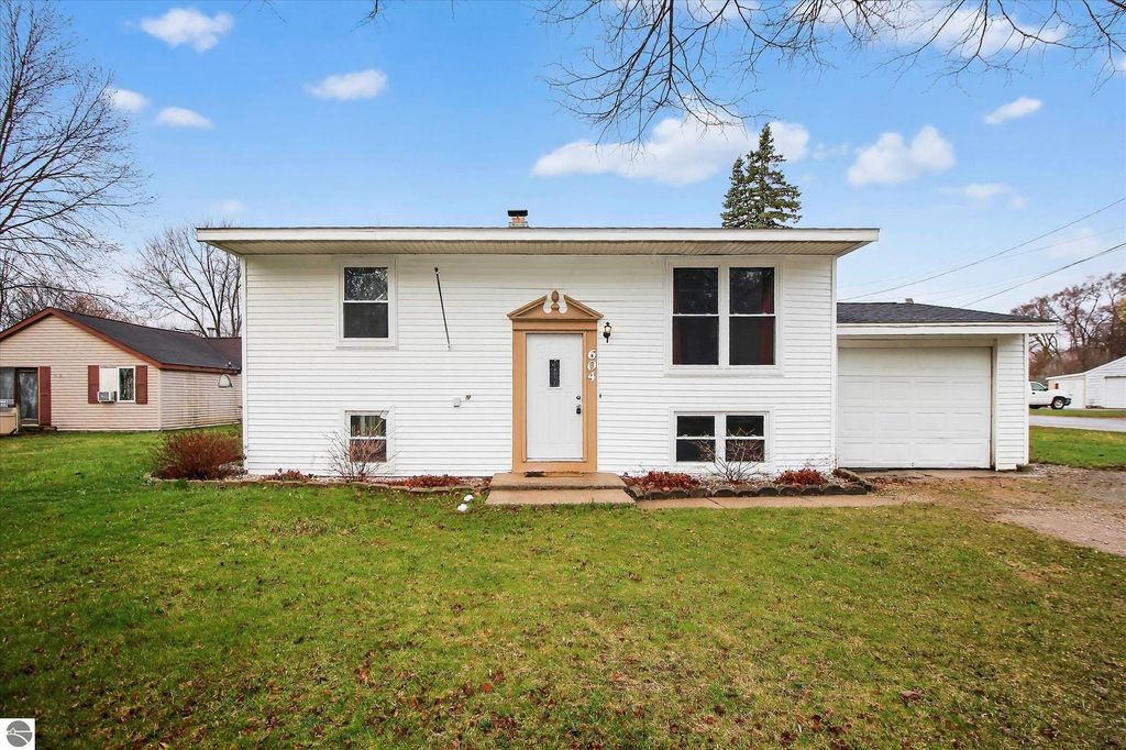 Image 3 of property listing at 604 S Rockingham Avenue, Alma, MI 48801