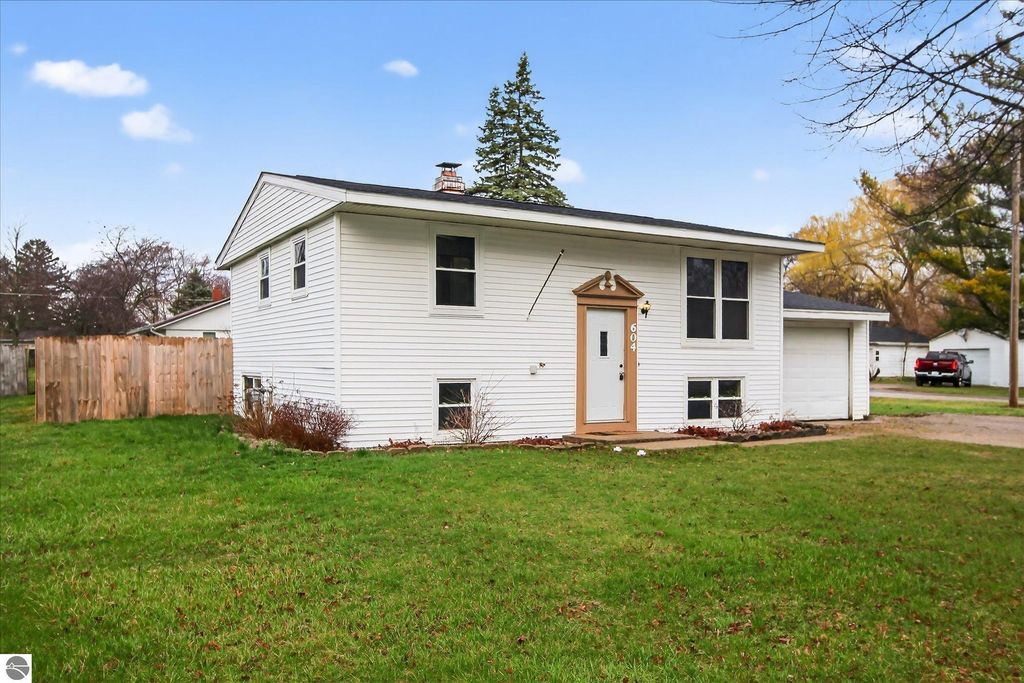 Image 4 of property listing at 604 S Rockingham Avenue, Alma, MI 48801