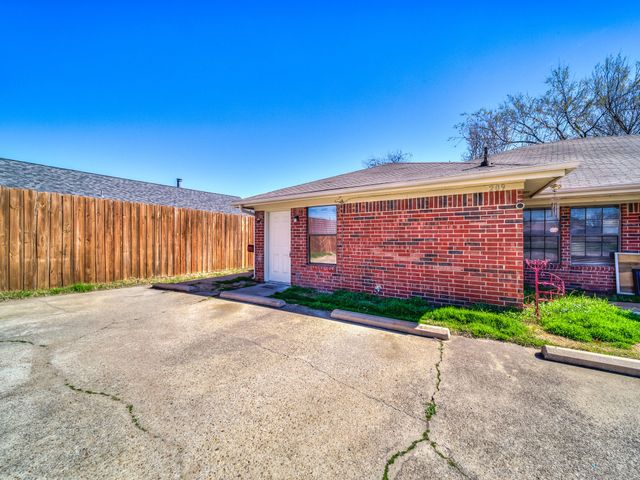 209 S Beverly Street D, Crowley, TX 76036