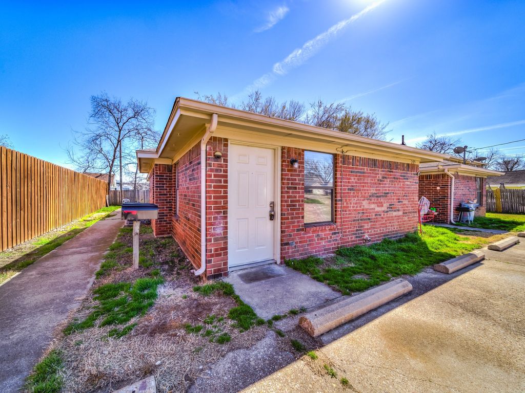 209 S Beverly Street D, Crowley, TX 76036