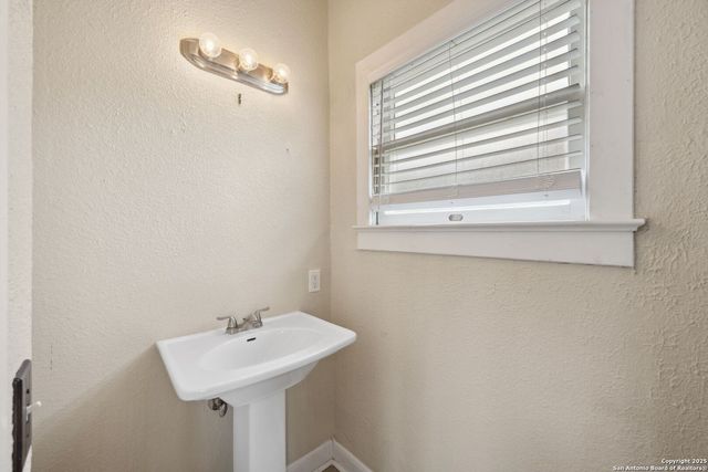 707 N PINE ST, San Antonio, TX 78202