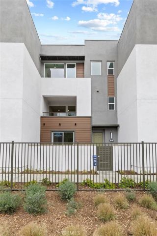 585 S Lyon, Santa Ana, CA 92701