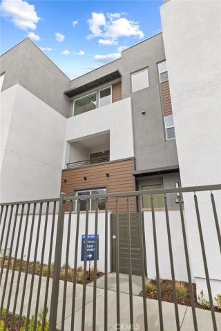 585 S Lyon, Santa Ana, CA 92701