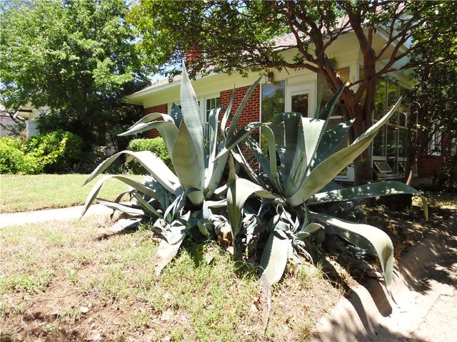 2222 Irwin Street, Fort Worth, TX 76110