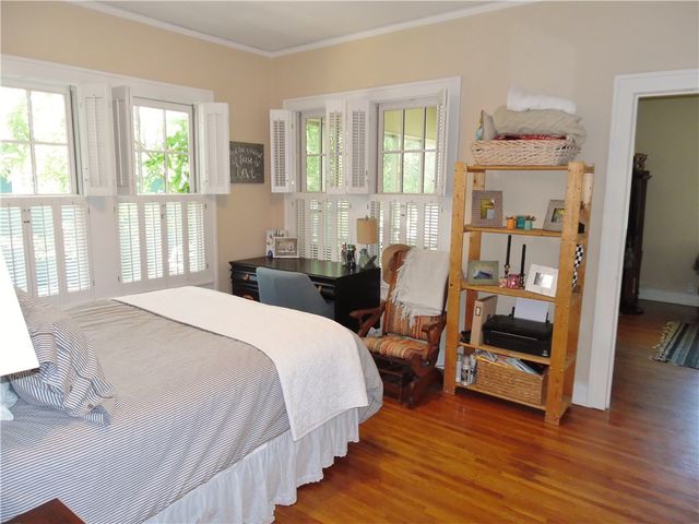 2222 Irwin Street, Fort Worth, TX 76110