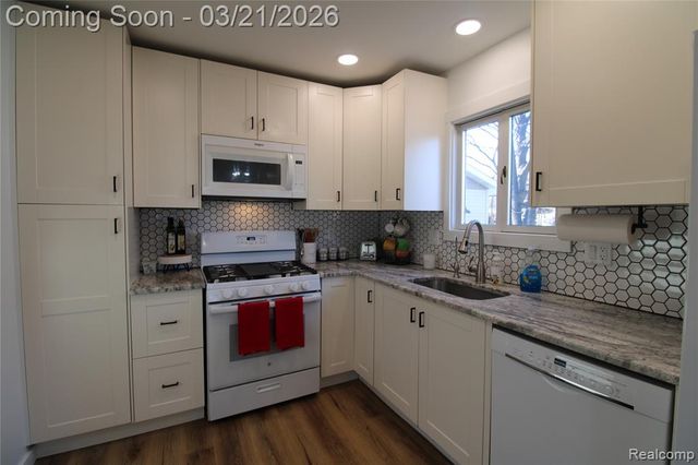 43 Doremus Avenue, Waterford, MI 48328