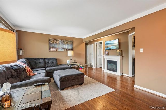 320 Hecht Drive, Madison Heights, MI 48071