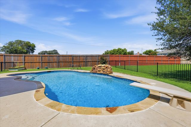 405 Lantern Ridge, Mansfield, TX 76063