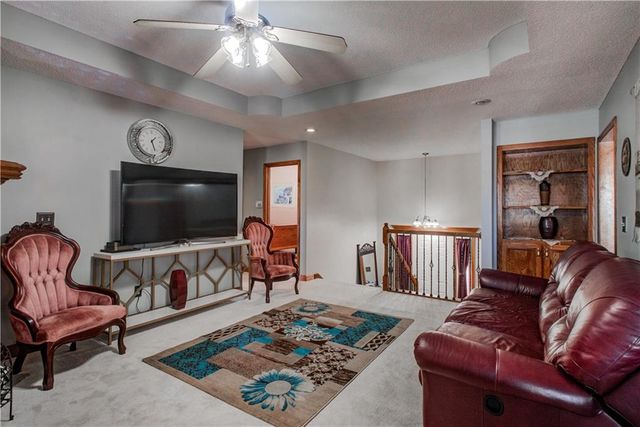 12204 WHITE OAK Street, Peculiar, MO 64078