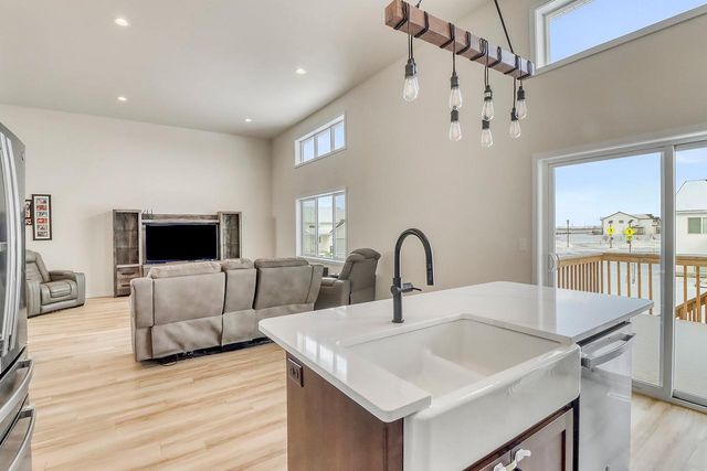 1154 60th Avenue W, West Fargo, ND 58078