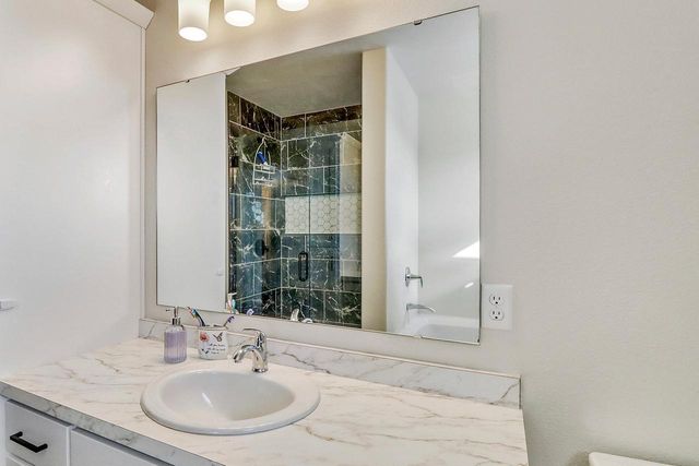 1154 60th Avenue W, West Fargo, ND 58078