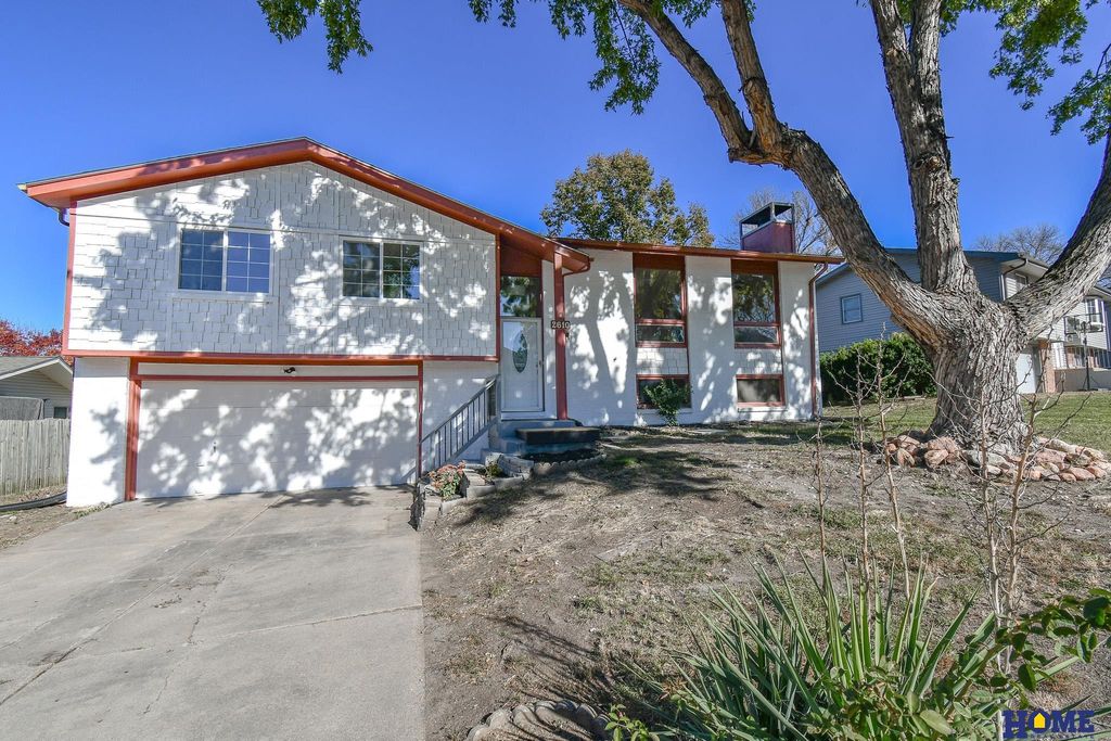 2610 Surrey Court, Lincoln, NE 68512