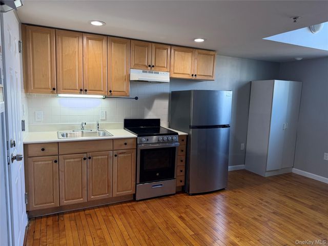 94 4th Avenue 208, Bay Shore, NY 11706