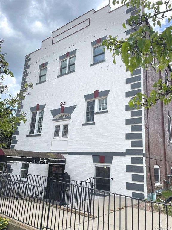 94 4th Avenue 208, Bay Shore, NY 11706