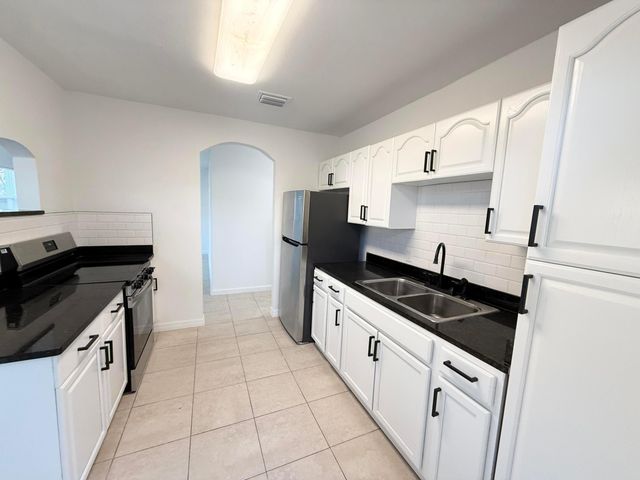 912 SE TARPON Avenue, Stuart, FL 34994