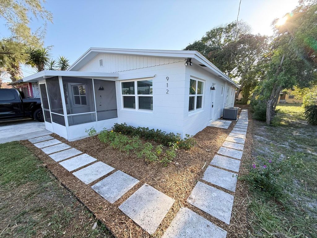 912 SE TARPON Avenue, Stuart, FL 34994