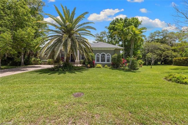 61 Constitution DR, Naples, FL 34112