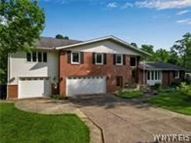 9325 Hunting Valley Road North, Clarence, NY 14031