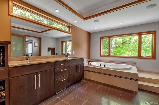 9325 Hunting Valley Road North, Clarence, NY 14031