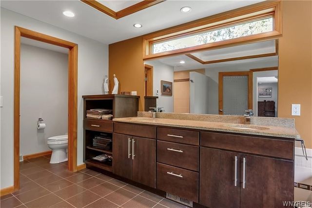 9325 Hunting Valley Road North, Clarence, NY 14031
