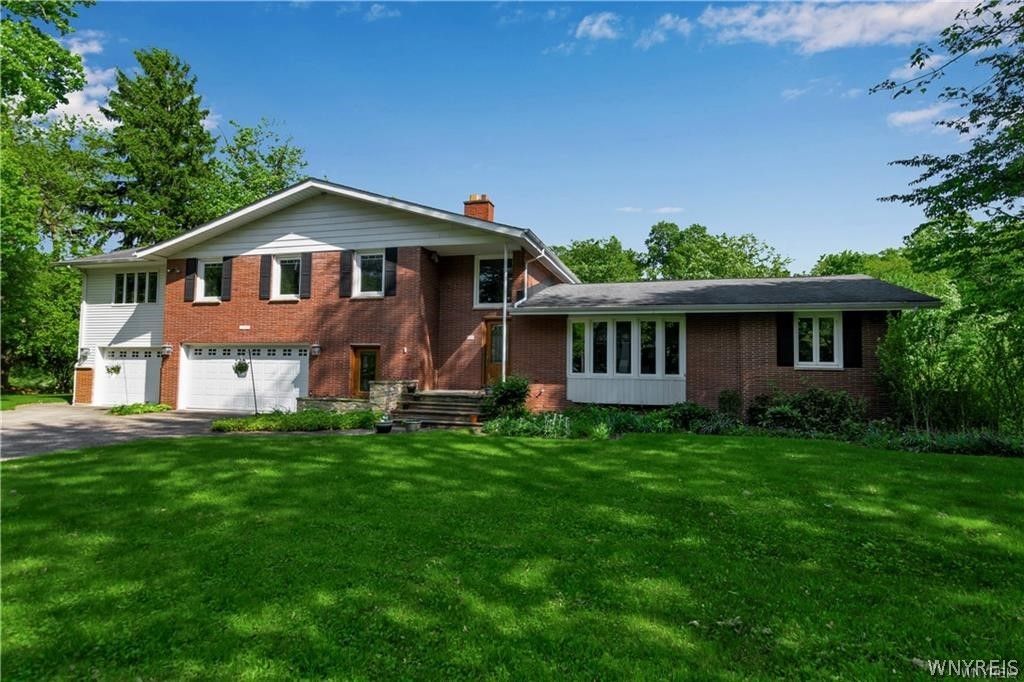 9325 Hunting Valley Road North, Clarence, NY 14031