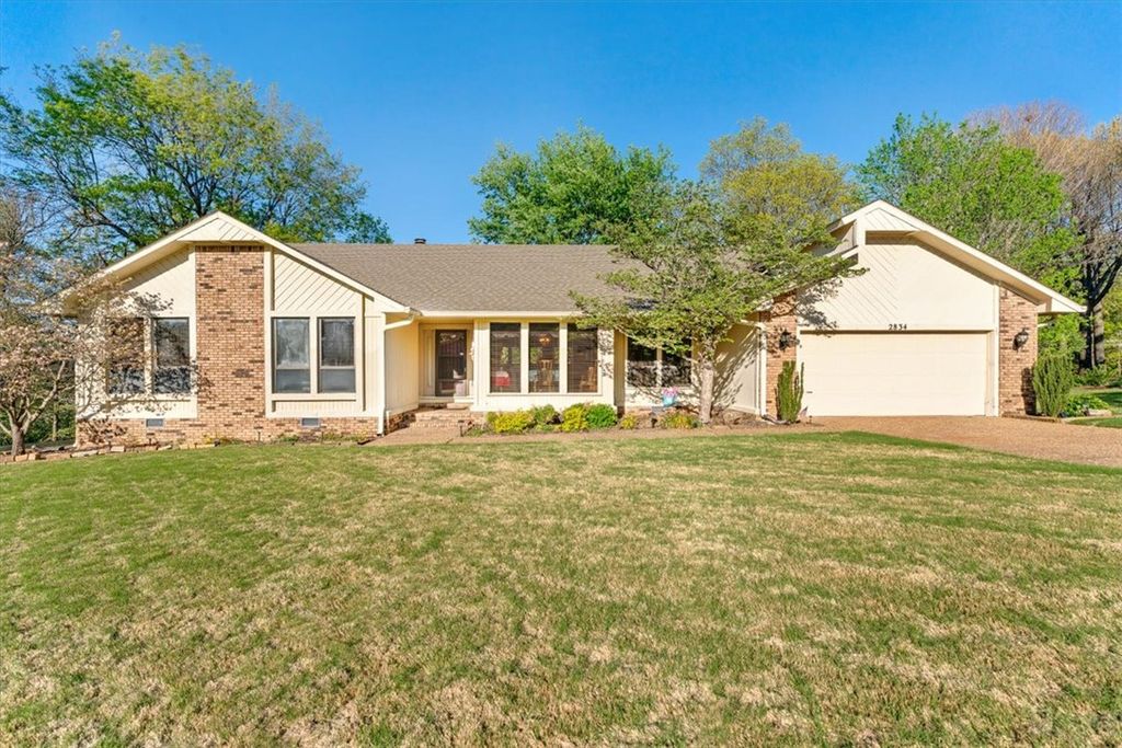 2834 S College Drive, Fayetteville, AR 72701