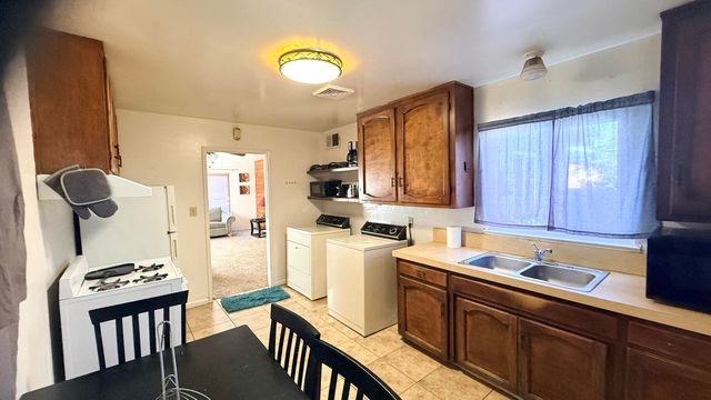 1777 E Meadow Lane, Dinuba, CA 93618
