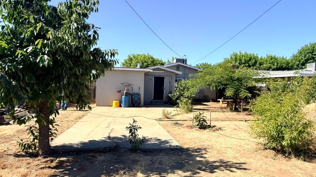 1777 E Meadow Lane, Dinuba, CA 93618