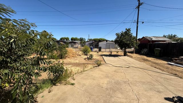 1777 E Meadow Lane, Dinuba, CA 93618