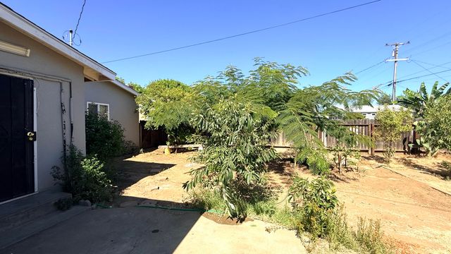 1777 E Meadow Lane, Dinuba, CA 93618