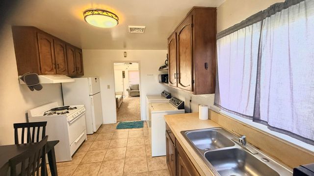 1777 E Meadow Lane, Dinuba, CA 93618