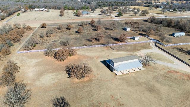 9438 Creek View, Guthrie, OK 73044