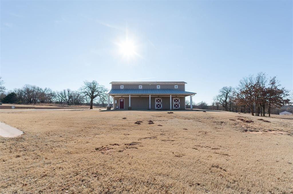 Image 11 of property listing at 9438 Creek View, Guthrie, OK 73044