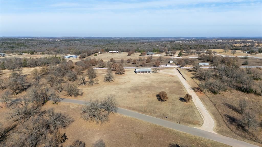 Image 3 of property listing at 9438 Creek View, Guthrie, OK 73044