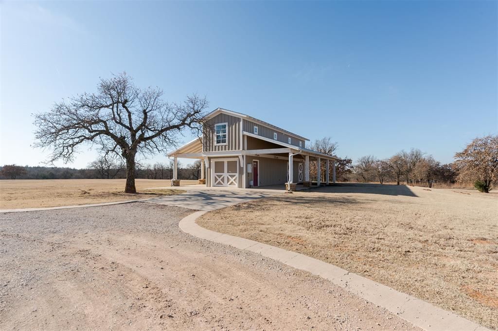 Image 6 of property listing at 9438 Creek View, Guthrie, OK 73044