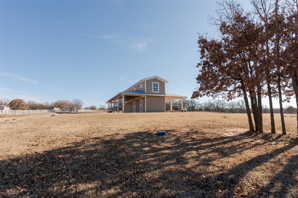 Image 10 of property listing at 9438 Creek View, Guthrie, OK 73044