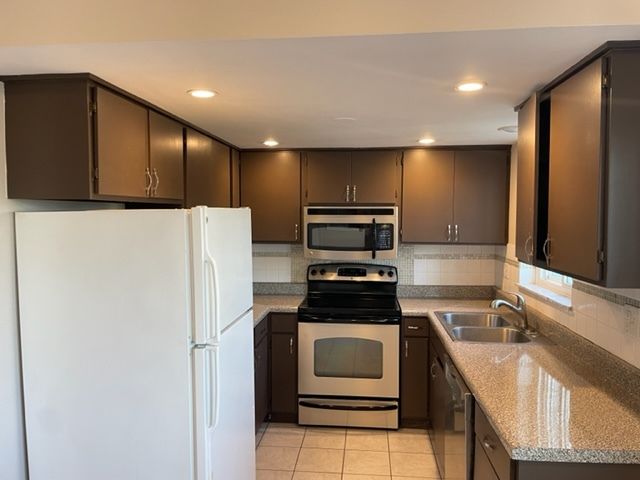 1019 Peterson Avenue B6, Park Ridge, IL 60068