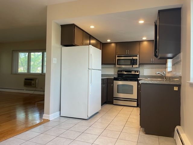 1019 Peterson Avenue B6, Park Ridge, IL 60068