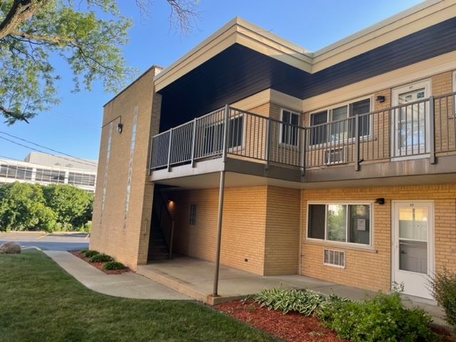 1019 Peterson Avenue B6, Park Ridge, IL 60068