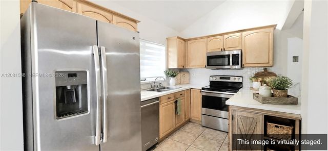 608 Commodore Dr, Plantation, FL 33325