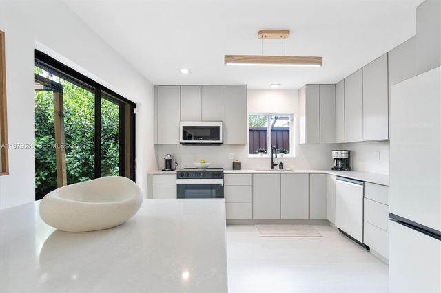 20345 NE 10th Ct, Miami, FL 33179