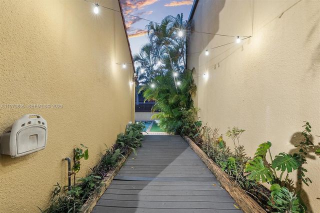 20345 NE 10th Ct, Miami, FL 33179