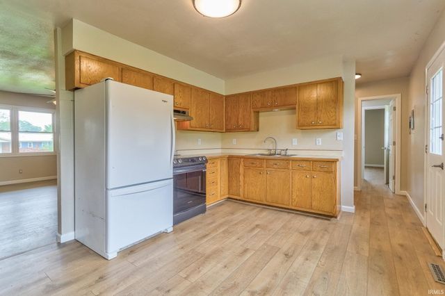 2580 Juanita Avenue, Wadesville, IN 47638