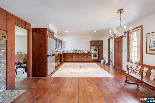 1 Canoe, Roseland, NJ 07068