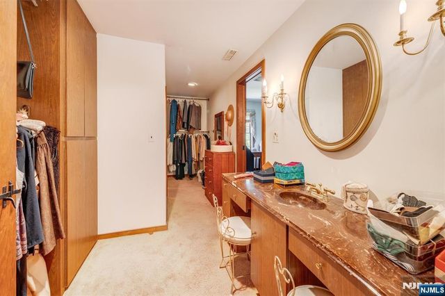 1 Canoe, Roseland, NJ 07068