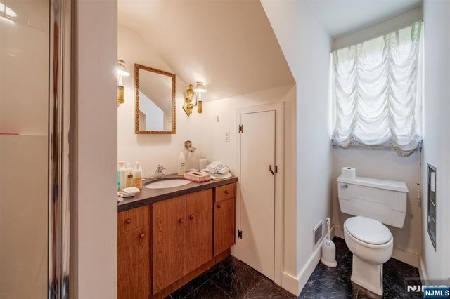 1 Canoe, Roseland, NJ 07068