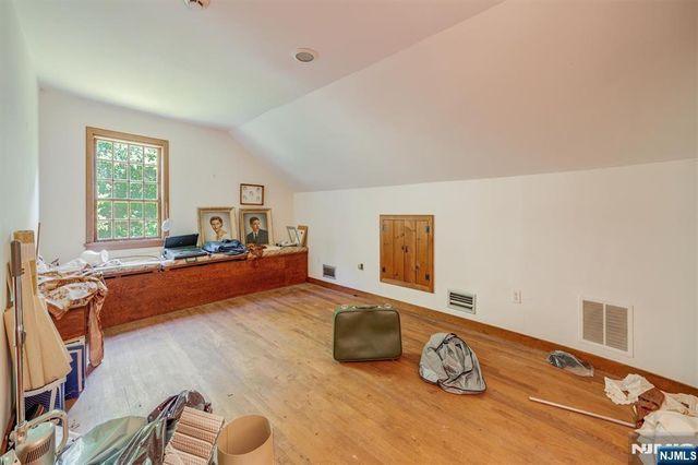 1 Canoe, Roseland, NJ 07068